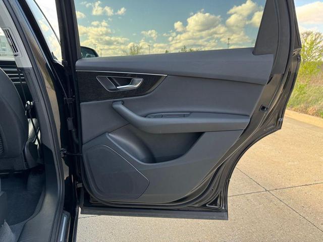 Photo of 2023 Mythos Black Metallic Audi Q7