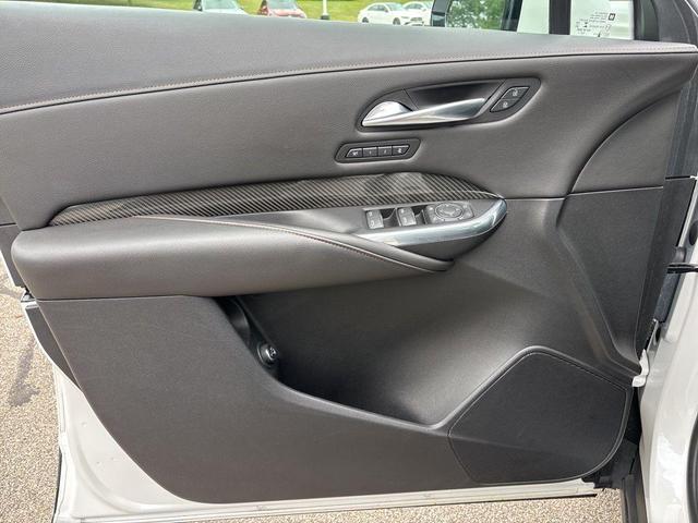 Photo of 2021 Crystal White Tricoat Cadillac XT4