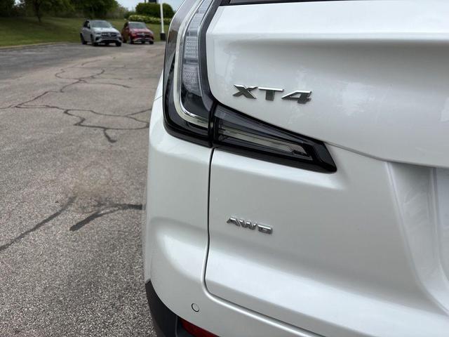 Photo of 2021 Crystal White Tricoat Cadillac XT4