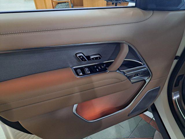 Photo of 2025 Icy White SV Bespoke Special Effect Gloss Land Rover Range Rover