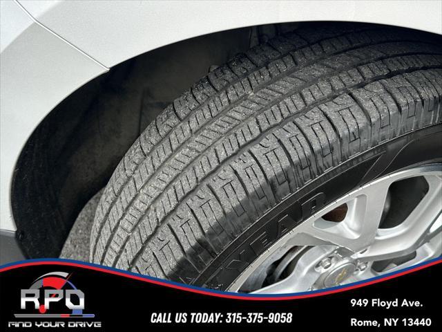 Photo of 2021 Silver Ice Metallic Chevrolet Equinox