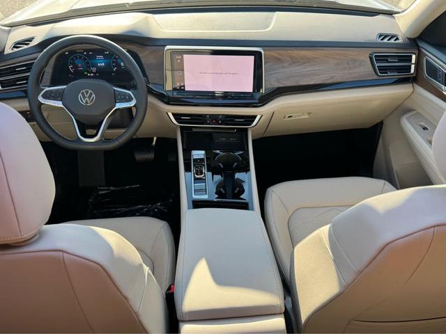Photo of 2026 Silver Mist Metallic Volkswagen Atlas