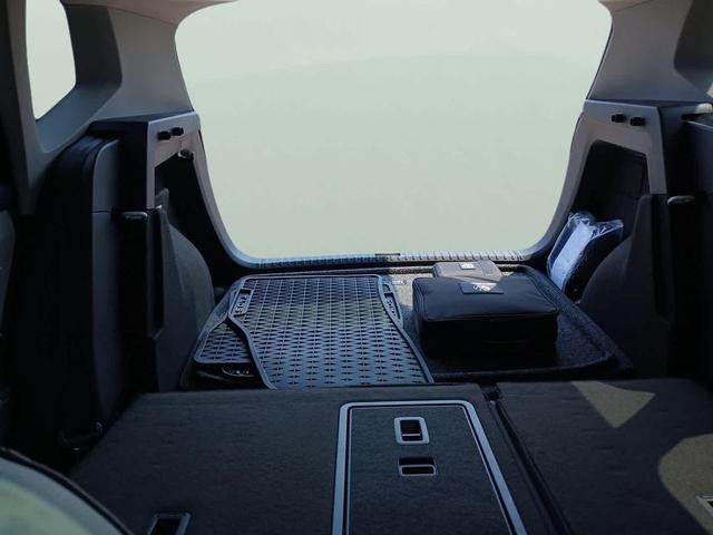 Photo of 2025 Pure White Volkswagen Taos