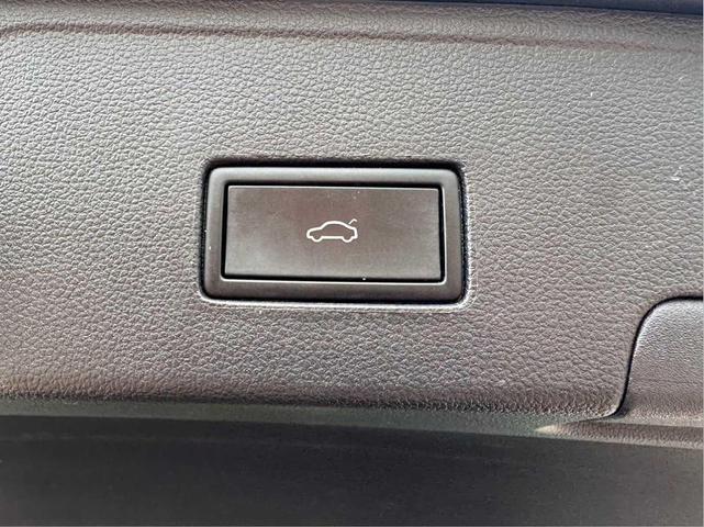 Photo of 2023 Platinum Gray Metallic Volkswagen Atlas Cross Sport
