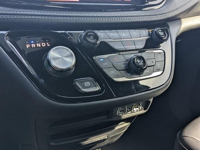 Photo of 2023 Brilliant Black Crystal Pearlcoat Chrysler Pacifica