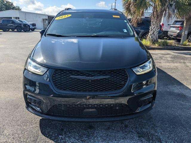 Photo of 2023 Brilliant Black Crystal Pearlcoat Chrysler Pacifica