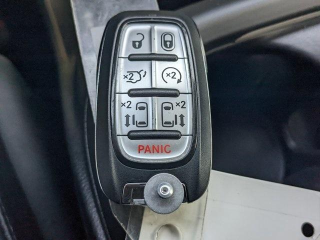 Photo of 2023 Brilliant Black Crystal Pearlcoat Chrysler Pacifica