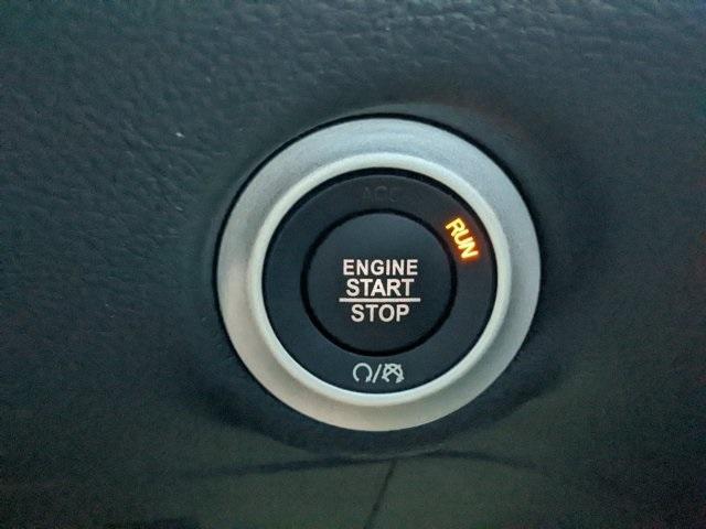 Photo of 2023 Brilliant Black Crystal Pearlcoat Chrysler Pacifica