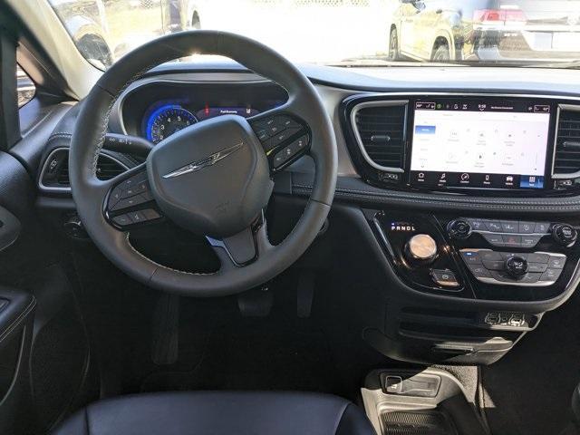 Photo of 2023 Brilliant Black Crystal Pearlcoat Chrysler Pacifica