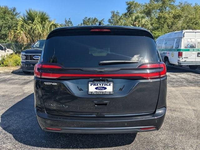 Photo of 2023 Brilliant Black Crystal Pearlcoat Chrysler Pacifica