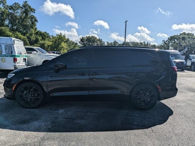 Photo of 2023 Brilliant Black Crystal Pearlcoat Chrysler Pacifica