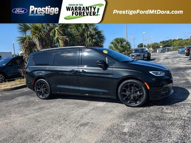 Photo of 2023 Brilliant Black Crystal Pearlcoat Chrysler Pacifica