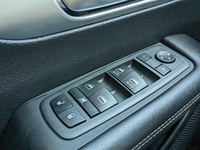 Photo of 2023 Brilliant Black Crystal Pearlcoat Chrysler Pacifica