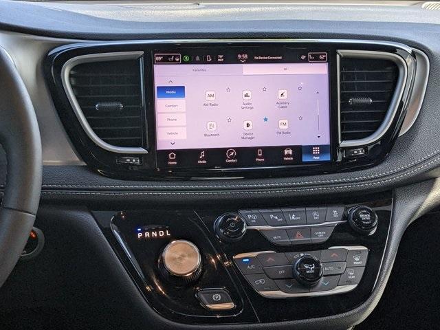 Photo of 2023 Brilliant Black Crystal Pearlcoat Chrysler Pacifica