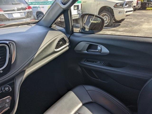 Photo of 2023 Brilliant Black Crystal Pearlcoat Chrysler Pacifica