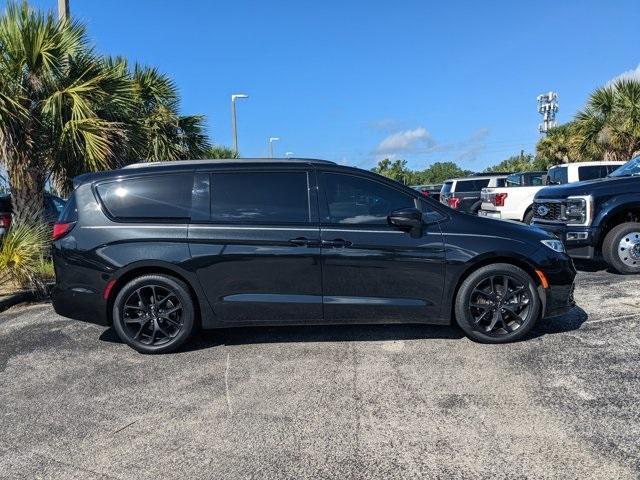 Photo of 2023 Brilliant Black Crystal Pearlcoat Chrysler Pacifica