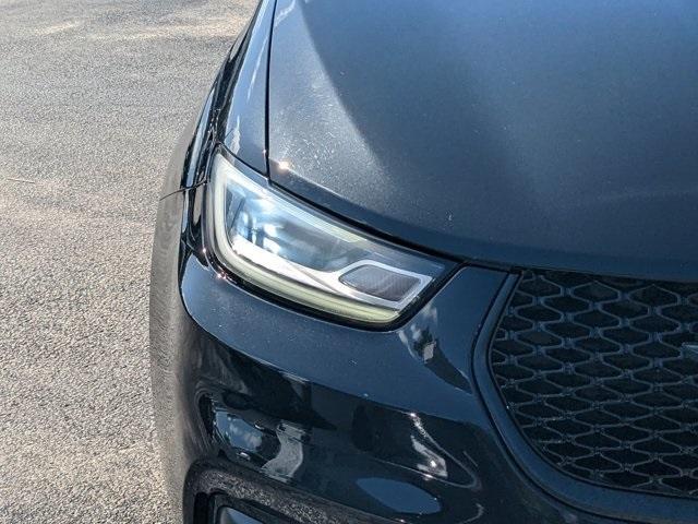 Photo of 2023 Brilliant Black Crystal Pearlcoat Chrysler Pacifica