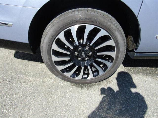 Photo of 2024 Chroma Crystal Blue Metallic Premium Colorant Lincoln Navigator