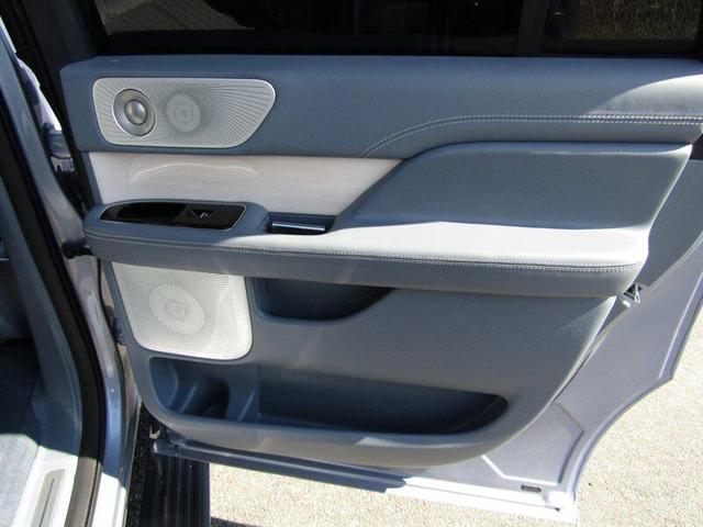 Photo of 2024 Chroma Crystal Blue Metallic Premium Colorant Lincoln Navigator