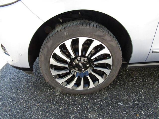 Photo of 2024 Chroma Crystal Blue Metallic Premium Colorant Lincoln Navigator