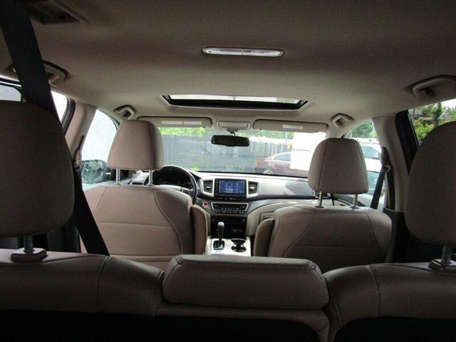 Photo of 2016 Black Forest Pearl Honda Pilot