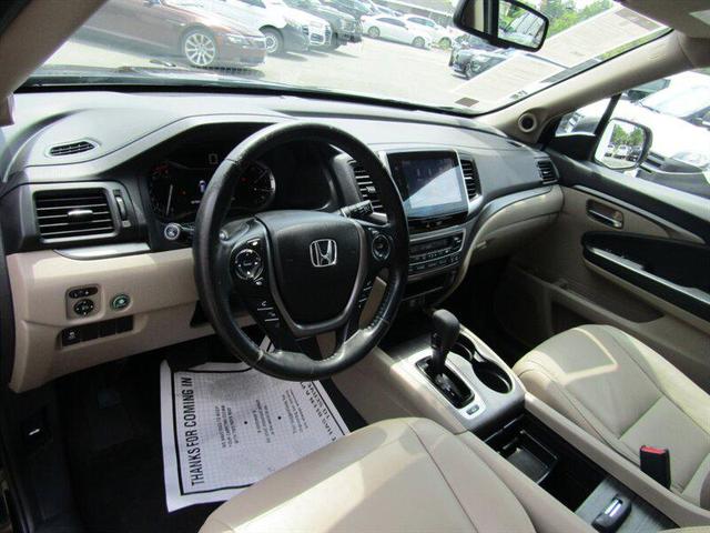 Photo of 2016 Black Forest Pearl Honda Pilot