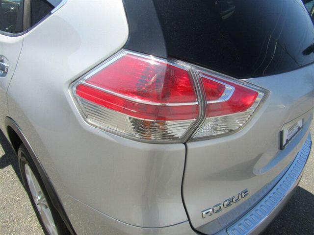 Photo of 2016 Brilliant Silver Nissan Rogue