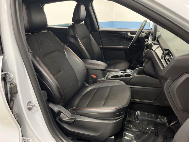 Photo of 2025 Silver Metallic Ford Escape