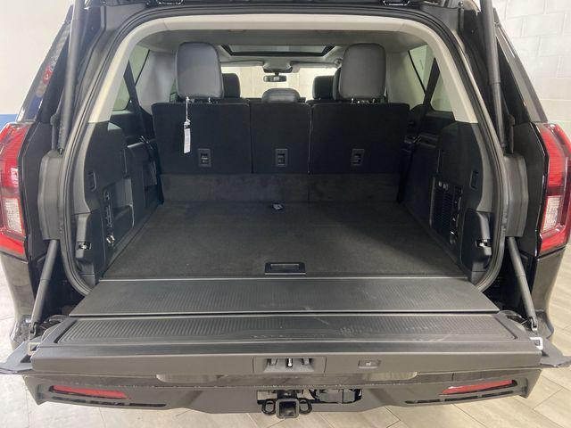 Photo of 2025 Agate Black Metallic Ford Expedition Max