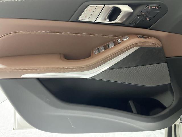 Photo of 2026 Mineral White Metallic BMW X7
