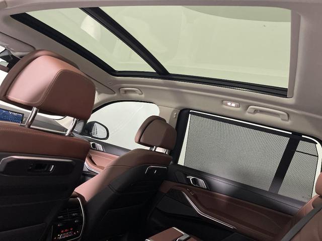 Photo of 2026 Mineral White Metallic BMW X7