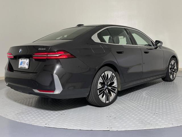 Photo of 2025 Gray BMW 530