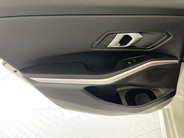 Photo of 2025 Alpine White BMW 330