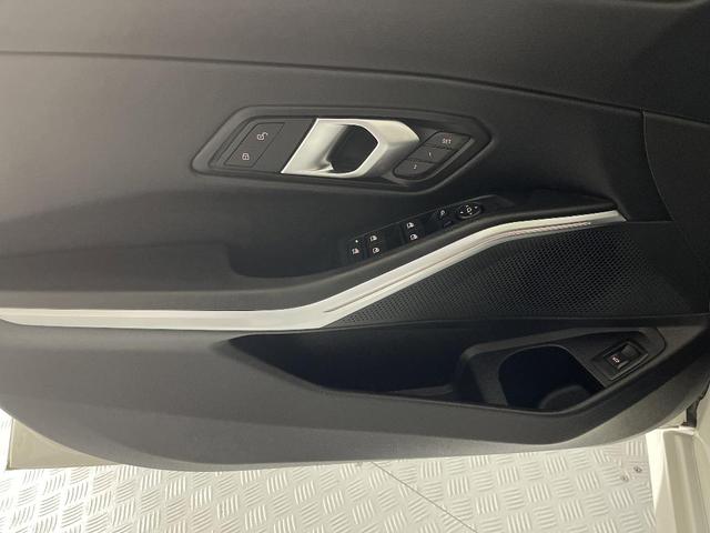Photo of 2025 Alpine White BMW 330