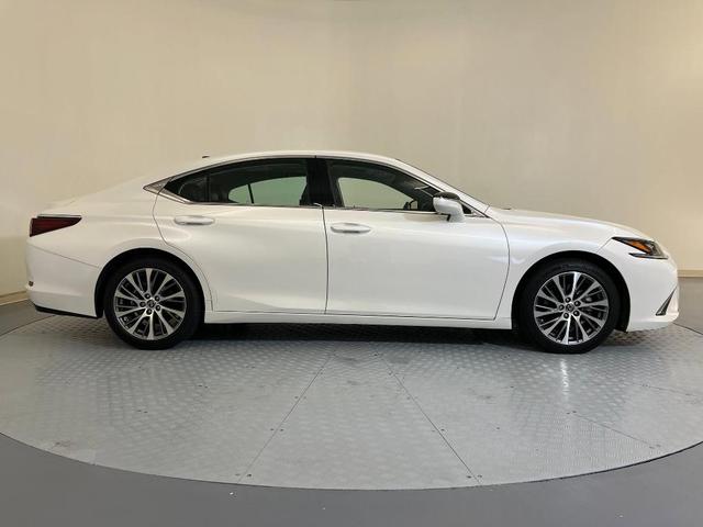 Photo of 2019 Eminent White Pearl Lexus ES 350