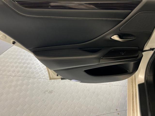 Photo of 2019 Eminent White Pearl Lexus ES 350