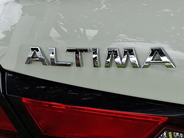 Photo of 2021 Pearl White Tricoat Nissan Altima