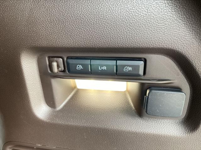 Photo of 2023 Carbonized Gray Metallic Ford Explorer