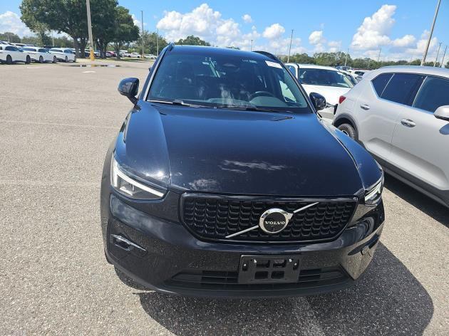 Photo of 2025 Onyx Black Metallic Volvo XC40