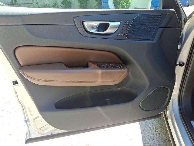 Photo of 2023 Silver Dawn Metallic Volvo XC60