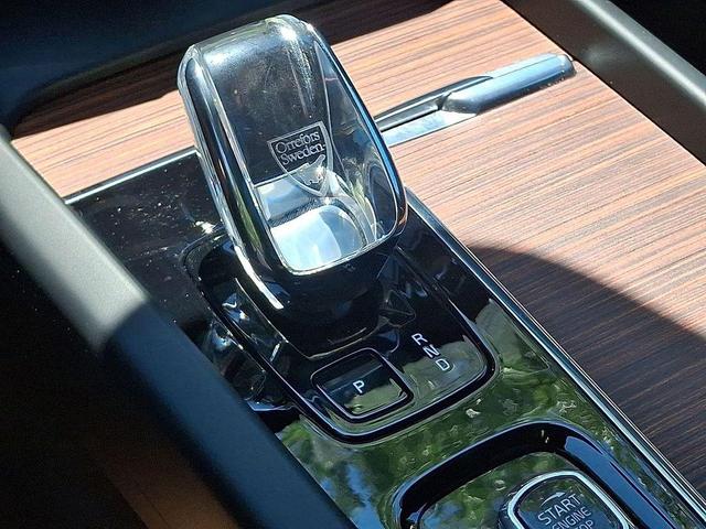 Photo of 2023 Silver Dawn Metallic Volvo XC60