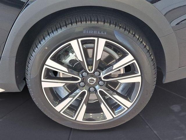 Photo of 2024 Onyx Black Metallic Volvo V60 Cross Country