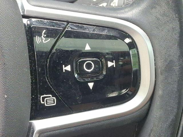 Photo of 2019 Crystal White Pearl Metallic Volvo XC60