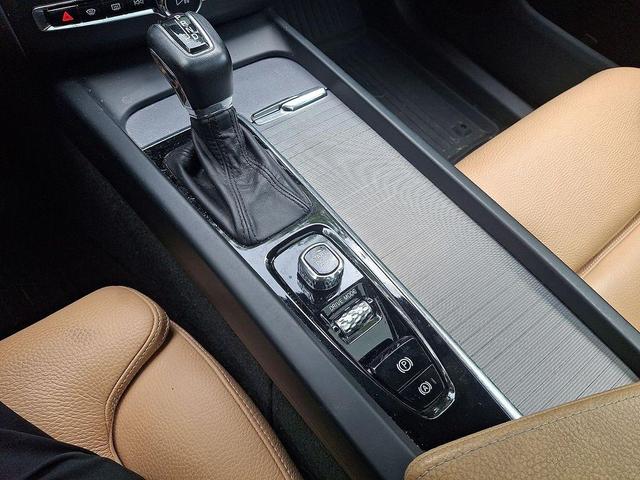 Photo of 2019 Crystal White Pearl Metallic Volvo XC60