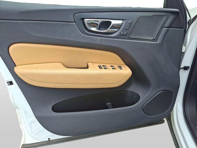 Photo of 2019 Crystal White Pearl Metallic Volvo XC60