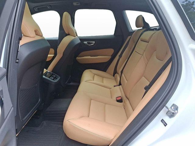 Photo of 2019 Crystal White Pearl Metallic Volvo XC60