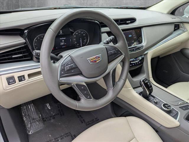 Photo of 2021 Crystal White Tricoat Cadillac XT5