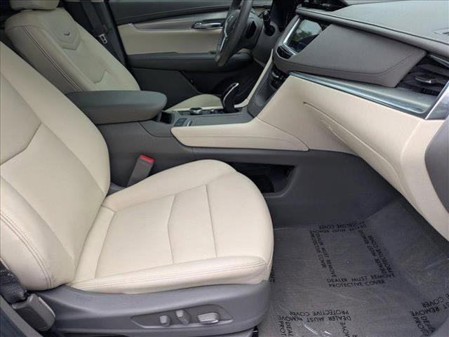 Photo of 2021 Crystal White Tricoat Cadillac XT5