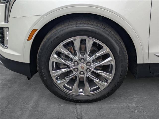 Photo of 2021 Crystal White Tricoat Cadillac XT5