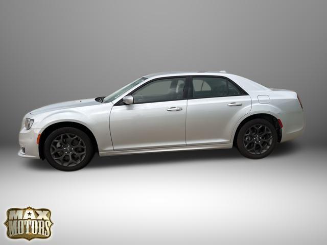 Photo of 2023 Silver Mist Clearcoat Chrysler 300